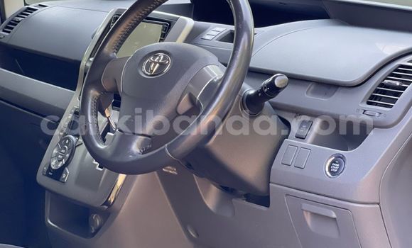 Gura Yakoze Toyota Noah White Imodoka i Kampala mu Uganda Gura Yakoze Toyota Noah White Imodoka i Kampala mu Uganda