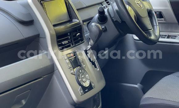 Gura Yakoze Toyota Noah White Imodoka i Kampala mu Uganda Gura Yakoze Toyota Noah White Imodoka i Kampala mu Uganda