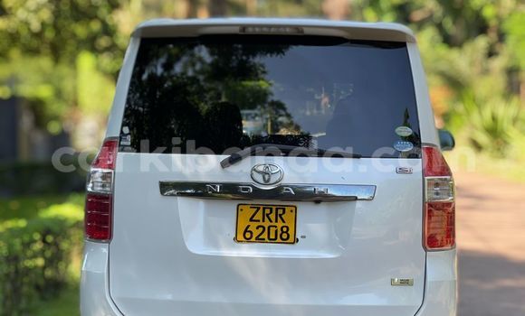 Gura Yakoze Toyota Noah White Imodoka i Kampala mu Uganda Gura Yakoze Toyota Noah White Imodoka i Kampala mu Uganda