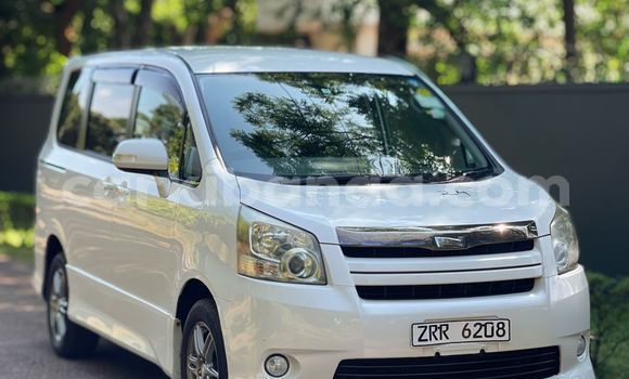 Gura Yakoze Toyota Noah White Imodoka i Kampala mu Uganda Gura Yakoze Toyota Noah White Imodoka i Kampala mu Uganda