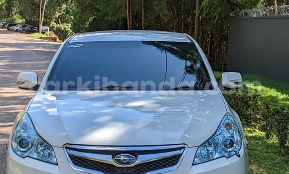 Acheter Occasion Voiture Subaru Legacy Blanc à Kampala, Ouganda