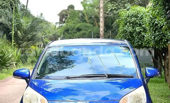 Gura Yakoze Toyota Ractis Blue Imodoka i Kampala mu Uganda