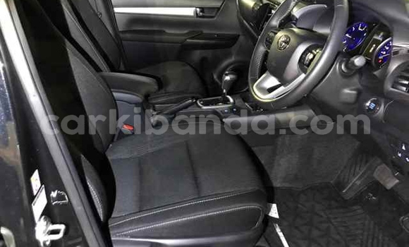 Gura Imported Toyota Hilux Black Imodoka i Jinja–Kawempe mu Central Gura Imported Toyota Hilux Black Imodoka i Jinja–Kawempe mu Central