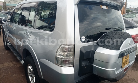 Gura Yakoze Mitsubishi Pajero Silver Imodoka i Kampala mu Uganda