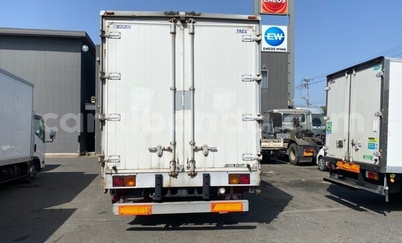 Nunua Ilio tumika Mitsubishi Van Bluu Lori ndani ya Kampala nchini Uganda Nunua Ilio tumika Mitsubishi Van Bluu Lori ndani ya Kampala nchini Uganda