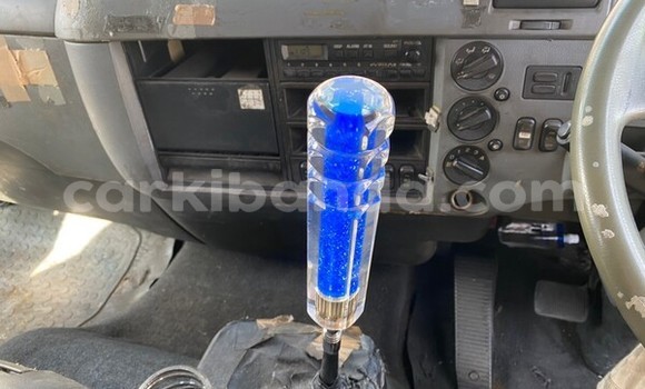 Nunua Ilio tumika Mitsubishi Van Bluu Lori ndani ya Kampala nchini Uganda Nunua Ilio tumika Mitsubishi Van Bluu Lori ndani ya Kampala nchini Uganda