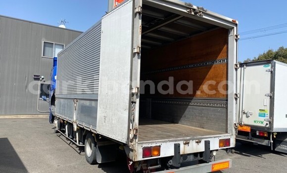 Nunua Ilio tumika Mitsubishi Van Bluu Lori ndani ya Kampala nchini Uganda Nunua Ilio tumika Mitsubishi Van Bluu Lori ndani ya Kampala nchini Uganda