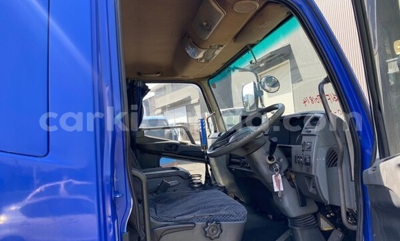 Nunua Ilio tumika Mitsubishi Van Bluu Lori ndani ya Kampala nchini Uganda Nunua Ilio tumika Mitsubishi Van Bluu Lori ndani ya Kampala nchini Uganda