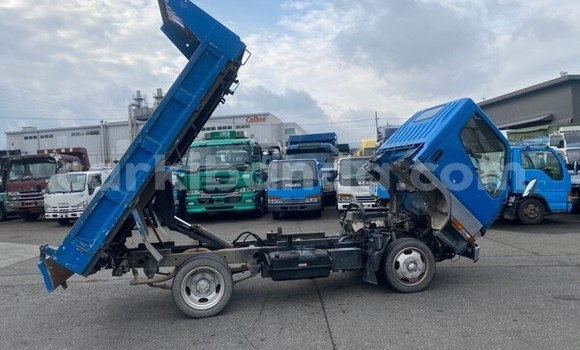 Nunua Ilio tumika Mitsubishi Van Bluu Lori ndani ya Kampala nchini Uganda