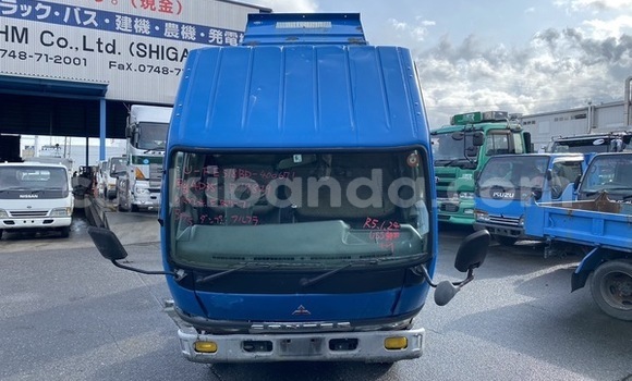 Nunua Ilio tumika Mitsubishi Van Bluu Lori ndani ya Kampala nchini Uganda Nunua Ilio tumika Mitsubishi Van Bluu Lori ndani ya Kampala nchini Uganda
