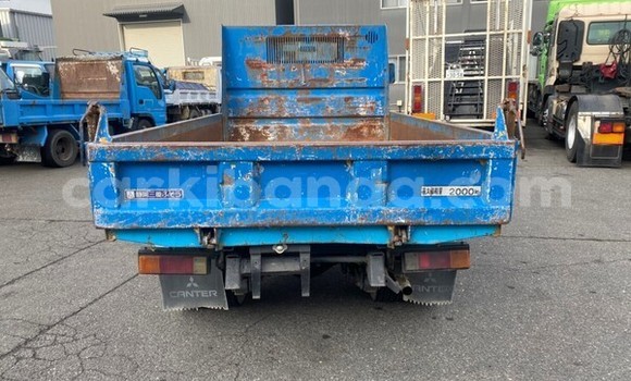 Nunua Ilio tumika Mitsubishi Van Bluu Lori ndani ya Kampala nchini Uganda Nunua Ilio tumika Mitsubishi Van Bluu Lori ndani ya Kampala nchini Uganda