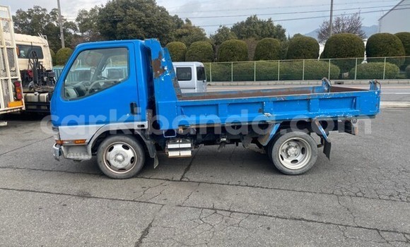 Nunua Ilio tumika Mitsubishi Van Bluu Lori ndani ya Kampala nchini Uganda Nunua Ilio tumika Mitsubishi Van Bluu Lori ndani ya Kampala nchini Uganda