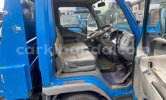 Nunua Ilio tumika Mitsubishi Van Bluu Lori ndani ya Kampala nchini Uganda Nunua Ilio tumika Mitsubishi Van Bluu Lori ndani ya Kampala nchini Uganda