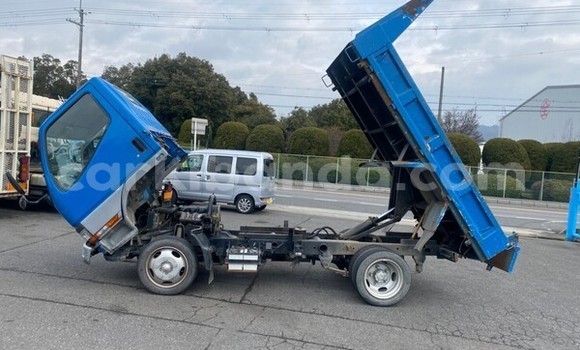 Nunua Ilio tumika Mitsubishi Van Bluu Lori ndani ya Kampala nchini Uganda Nunua Ilio tumika Mitsubishi Van Bluu Lori ndani ya Kampala nchini Uganda
