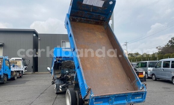 Nunua Ilio tumika Mitsubishi Van Bluu Lori ndani ya Kampala nchini Uganda Nunua Ilio tumika Mitsubishi Van Bluu Lori ndani ya Kampala nchini Uganda