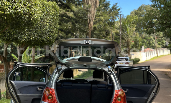 Nunua Ilio tumika Toyota Vitz Nyingine Gari ndani ya Kampala nchini Uganda Nunua Ilio tumika Toyota Vitz Nyingine Gari ndani ya Kampala nchini Uganda