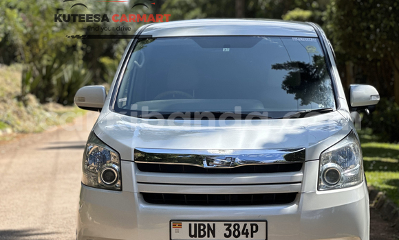 Nunua Imported Toyota Noah Nyeupe Gari ndani ya Kampala nchini Uganda Nunua Imported Toyota Noah Nyeupe Gari ndani ya Kampala nchini Uganda