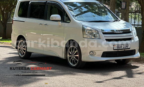 Nunua Imported Toyota Noah Nyeupe Gari ndani ya Kampala nchini Uganda Nunua Imported Toyota Noah Nyeupe Gari ndani ya Kampala nchini Uganda