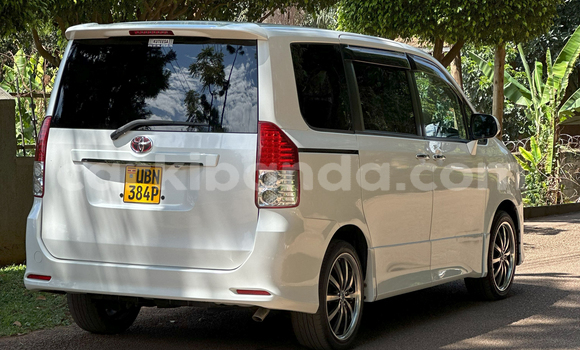 Nunua Imported Toyota Noah Nyeupe Gari ndani ya Kampala nchini Uganda Nunua Imported Toyota Noah Nyeupe Gari ndani ya Kampala nchini Uganda