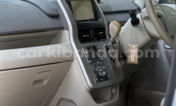 Nunua Imported Toyota Noah Nyeupe Gari ndani ya Kampala nchini Uganda Nunua Imported Toyota Noah Nyeupe Gari ndani ya Kampala nchini Uganda