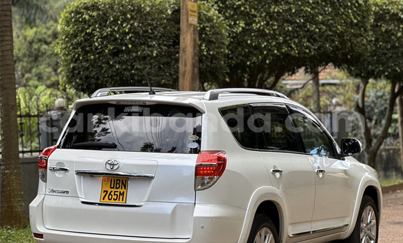 Nunua Imported Toyota Vanguard Nyeupe Gari ndani ya Kampala nchini Uganda Nunua Imported Toyota Vanguard Nyeupe Gari ndani ya Kampala nchini Uganda