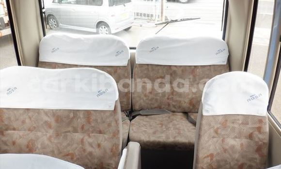 Nunua Ilio tumika Mitsubishi Van Bluu Lori ndani ya Kampala nchini Uganda Nunua Ilio tumika Mitsubishi Van Bluu Lori ndani ya Kampala nchini Uganda