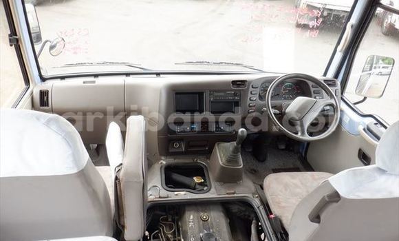 Nunua Ilio tumika Mitsubishi Van Bluu Lori ndani ya Kampala nchini Uganda Nunua Ilio tumika Mitsubishi Van Bluu Lori ndani ya Kampala nchini Uganda