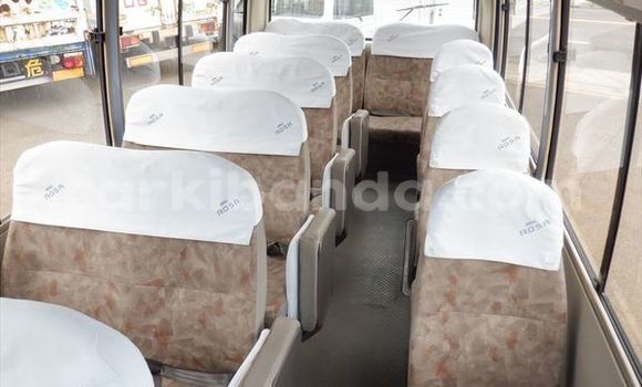 Nunua Ilio tumika Mitsubishi Van Bluu Lori ndani ya Kampala nchini Uganda Nunua Ilio tumika Mitsubishi Van Bluu Lori ndani ya Kampala nchini Uganda