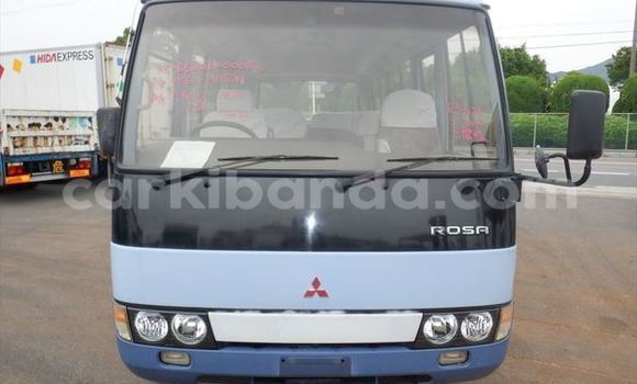 Nunua Ilio tumika Mitsubishi Van Bluu Lori ndani ya Kampala nchini Uganda Nunua Ilio tumika Mitsubishi Van Bluu Lori ndani ya Kampala nchini Uganda