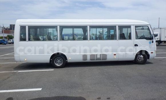 Nunua Ilio tumika Mitsubishi Van Nyeupe Lori ndani ya Kampala nchini Uganda Nunua Ilio tumika Mitsubishi Van Nyeupe Lori ndani ya Kampala nchini Uganda