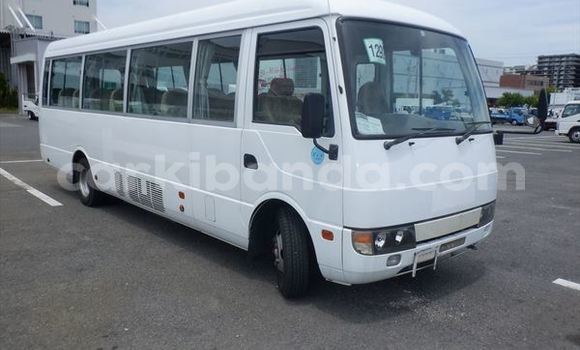 Nunua Ilio tumika Mitsubishi Van Nyeupe Lori ndani ya Kampala nchini Uganda Nunua Ilio tumika Mitsubishi Van Nyeupe Lori ndani ya Kampala nchini Uganda