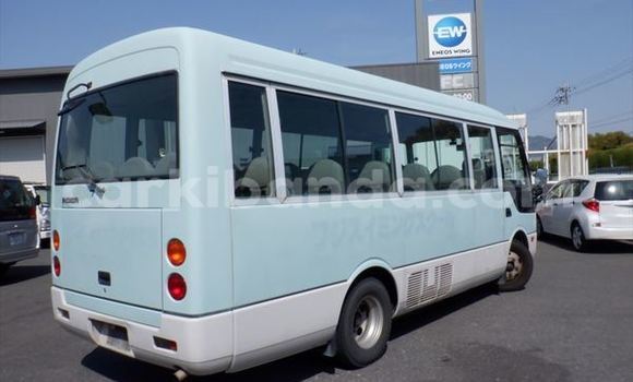 Gura Yakoze Mitsubishi Van Blue Ikamyo i Kampala mu Uganda Gura Yakoze Mitsubishi Van Blue Ikamyo i Kampala mu Uganda