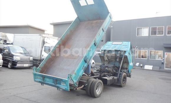 Nunua Ilio tumika Toyota Dyna Bluu Lori ndani ya Kampala nchini Uganda Nunua Ilio tumika Toyota Dyna Bluu Lori ndani ya Kampala nchini Uganda