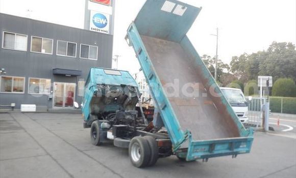 Nunua Ilio tumika Toyota Dyna Bluu Lori ndani ya Kampala nchini Uganda Nunua Ilio tumika Toyota Dyna Bluu Lori ndani ya Kampala nchini Uganda