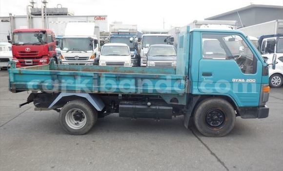 Nunua Ilio tumika Toyota Dyna Bluu Lori ndani ya Kampala nchini Uganda Nunua Ilio tumika Toyota Dyna Bluu Lori ndani ya Kampala nchini Uganda