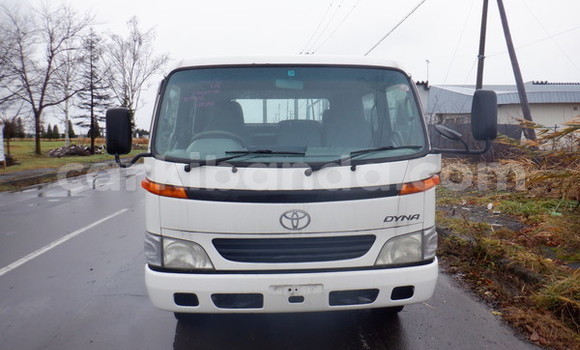 Nunua Ilio tumika Toyota Dyna Nyeupe Lori ndani ya Kampala nchini Uganda Nunua Ilio tumika Toyota Dyna Nyeupe Lori ndani ya Kampala nchini Uganda