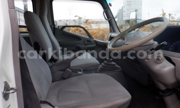 Nunua Ilio tumika Toyota Dyna Nyeupe Lori ndani ya Kampala nchini Uganda Nunua Ilio tumika Toyota Dyna Nyeupe Lori ndani ya Kampala nchini Uganda