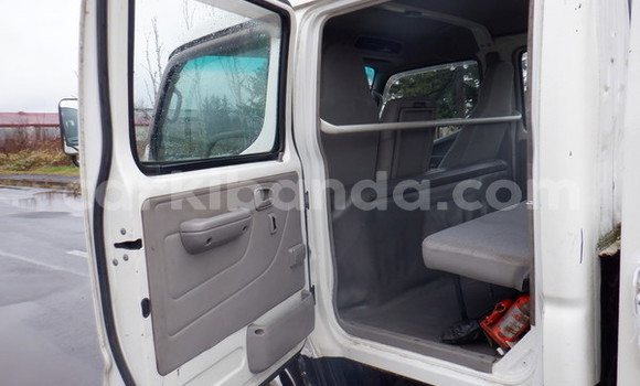 Nunua Ilio tumika Toyota Dyna Nyeupe Lori ndani ya Kampala nchini Uganda Nunua Ilio tumika Toyota Dyna Nyeupe Lori ndani ya Kampala nchini Uganda