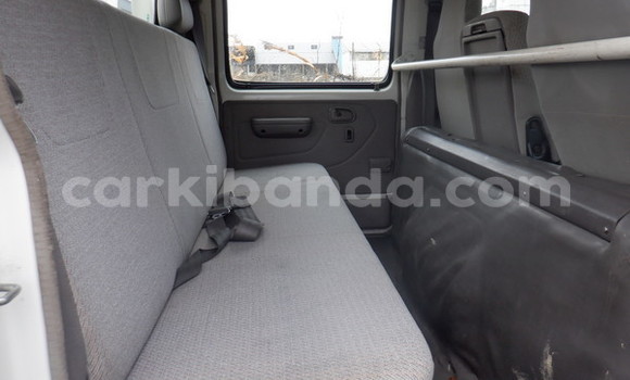 Nunua Ilio tumika Toyota Dyna Nyeupe Lori ndani ya Kampala nchini Uganda Nunua Ilio tumika Toyota Dyna Nyeupe Lori ndani ya Kampala nchini Uganda