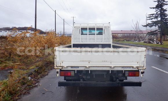Nunua Ilio tumika Toyota Dyna Nyeupe Lori ndani ya Kampala nchini Uganda Nunua Ilio tumika Toyota Dyna Nyeupe Lori ndani ya Kampala nchini Uganda