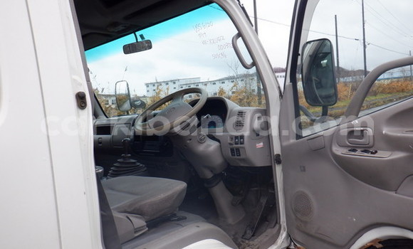 Nunua Ilio tumika Toyota Dyna Nyeupe Lori ndani ya Kampala nchini Uganda Nunua Ilio tumika Toyota Dyna Nyeupe Lori ndani ya Kampala nchini Uganda