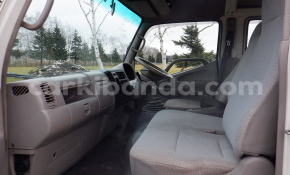 Nunua Ilio tumika Toyota Dyna Nyeupe Lori ndani ya Kampala nchini Uganda Nunua Ilio tumika Toyota Dyna Nyeupe Lori ndani ya Kampala nchini Uganda