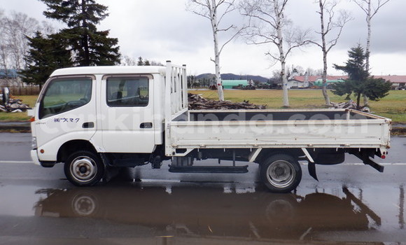 Nunua Ilio tumika Toyota Dyna Nyeupe Lori ndani ya Kampala nchini Uganda Nunua Ilio tumika Toyota Dyna Nyeupe Lori ndani ya Kampala nchini Uganda