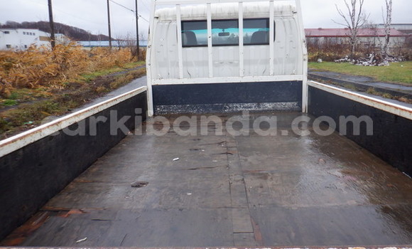 Nunua Ilio tumika Toyota Dyna Nyeupe Lori ndani ya Kampala nchini Uganda Nunua Ilio tumika Toyota Dyna Nyeupe Lori ndani ya Kampala nchini Uganda