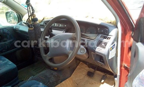 Nunua Ilio tumika Toyota Noah Nyekundu Gari ndani ya Kampala nchini Uganda Nunua Ilio tumika Toyota Noah Nyekundu Gari ndani ya Kampala nchini Uganda