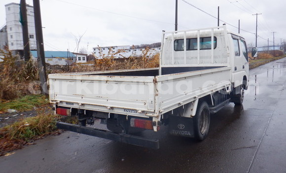 Nunua Ilio tumika Toyota Dyna Nyeupe Lori ndani ya Kampala nchini Uganda Nunua Ilio tumika Toyota Dyna Nyeupe Lori ndani ya Kampala nchini Uganda
