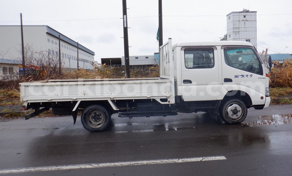 Nunua Ilio tumika Toyota Dyna Nyeupe Lori ndani ya Kampala nchini Uganda Nunua Ilio tumika Toyota Dyna Nyeupe Lori ndani ya Kampala nchini Uganda