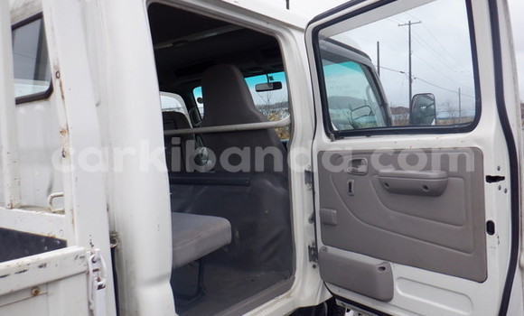 Nunua Ilio tumika Toyota Dyna Nyeupe Lori ndani ya Kampala nchini Uganda Nunua Ilio tumika Toyota Dyna Nyeupe Lori ndani ya Kampala nchini Uganda