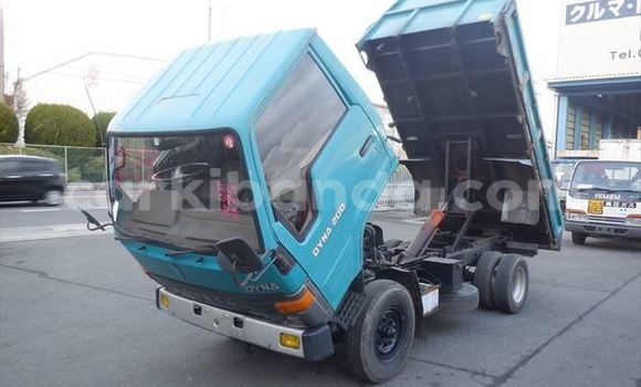 Nunua Ilio tumika Toyota Dyna Bluu Lori ndani ya Kampala nchini Uganda Nunua Ilio tumika Toyota Dyna Bluu Lori ndani ya Kampala nchini Uganda