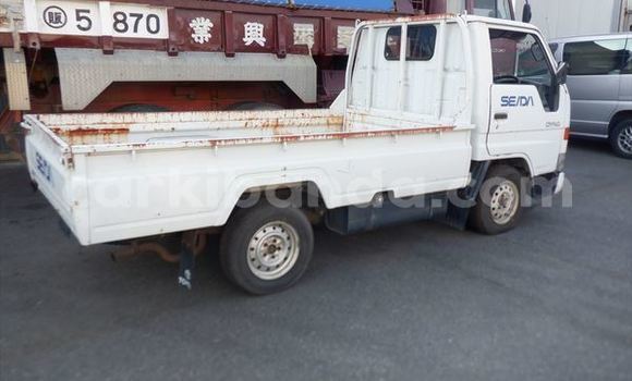 Nunua Ilio tumika Toyota Dyna Nyeupe Lori ndani ya Kampala nchini Uganda Nunua Ilio tumika Toyota Dyna Nyeupe Lori ndani ya Kampala nchini Uganda